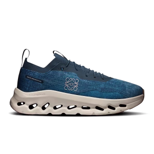 Color azul denim Cloudtilt de LOEWE scaled